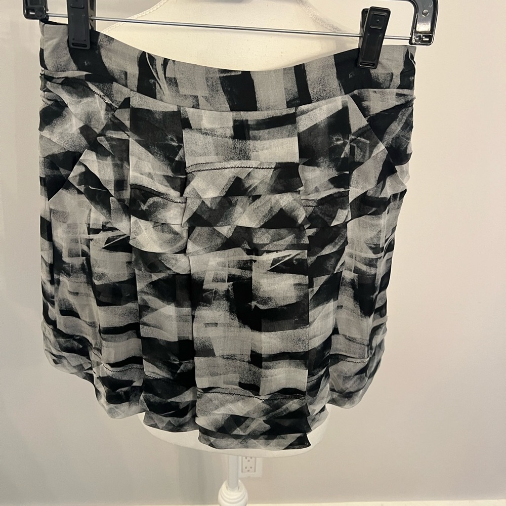 Theory NWT. Black & White Mini Skirt. Size 0.